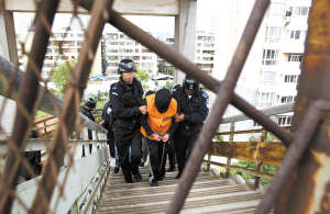 杀死女友后，吴波被民警在洗浴中心抓获资料图片