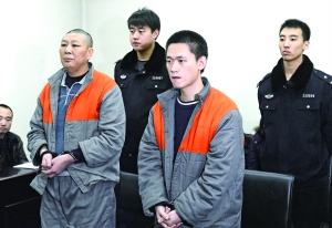 走私烟藏垃圾车 出入员工通道