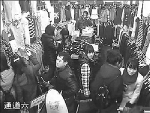 手机得手后，小偷（画圈处）立马把赃物踹进口袋里 摄影记者 高远