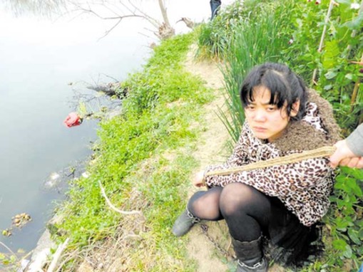 犯罪嫌疑人指认推下女儿致死的地方（图片来源：莆田晚报）