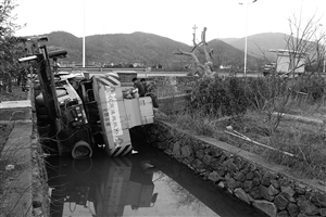 吊车“体力不支”侧翻 通讯员供图