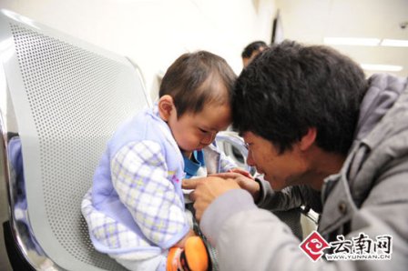 7个月宝宝查出患眼癌90后父母因压力大玩失踪