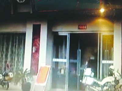 事故发生后，警方封锁了现场。