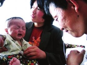 2004年4月22日，受到劣质奶粉伤害的婴儿在阜阳市人民医院接受治疗。图/CFP