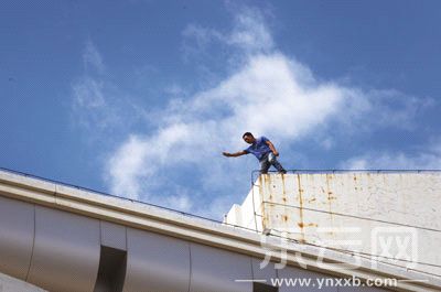 城管“你想咋处理就咋处理”小贩丈夫气急欲跳楼