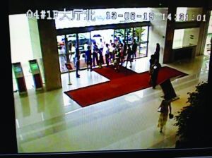 红圈中：奥迪车女车主咬人 视频截图