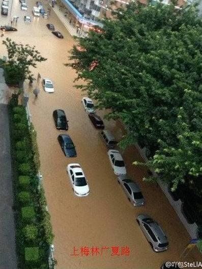 高清：深圳暴雨积水严重 女司机车内被淹身亡