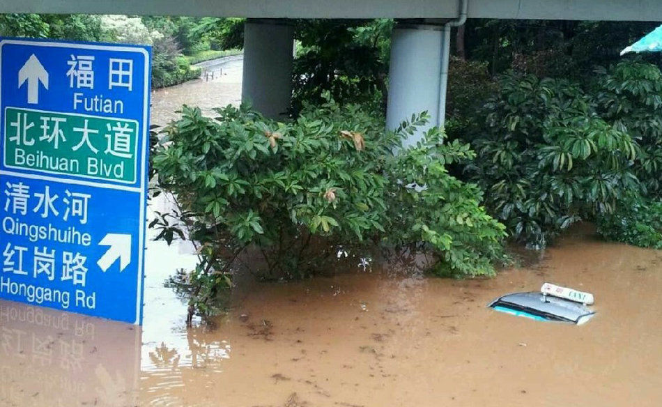 高清：深圳暴雨积水严重 女司机车内被淹身亡