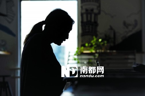 女高管喝老总_女保姆偷喝老总饮料