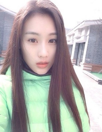 北影校花王婉中本来在网络上就小有名气，最近因为这张证件照再次受到关注。