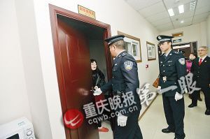 女副总因拖欠工资被查 躲小黑屋藏办公桌下(图)