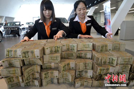 男子带11.93万元零钱买车 1元纸币103000张(图)