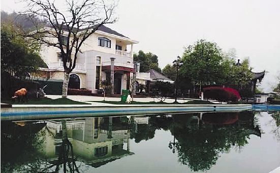 吴康孟的豪宅亭台水榭俱全。