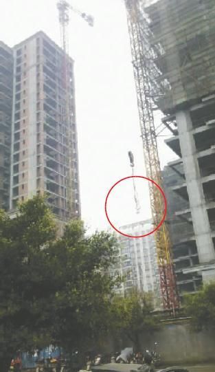 师傅开塔吊将酸辣粉送至空中