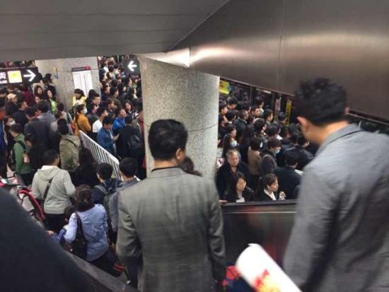 早8点20分许,记者赶到地铁一号线青年大街站,发现下行电梯已经关闭,乘客只能走楼梯乘车,现在等车乘客能有上千人,几乎等待区已经没有站脚地。北国网、辽沈晚报记者靳丹