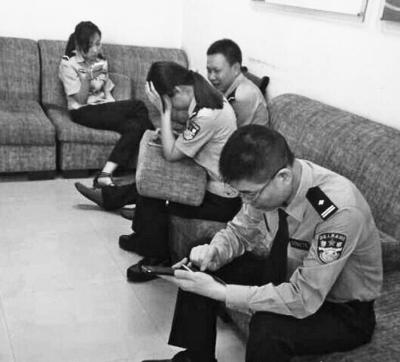 网友曝郑州民警上班玩手机 回应：有人在做笔录