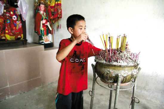 10岁孤儿住村庙与神像为伴 因黑户无法申请补助