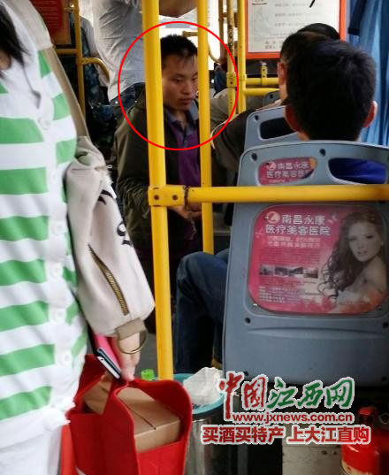 男子公交车内暴力乞讨 网友称其拿菜刀跟人要钱