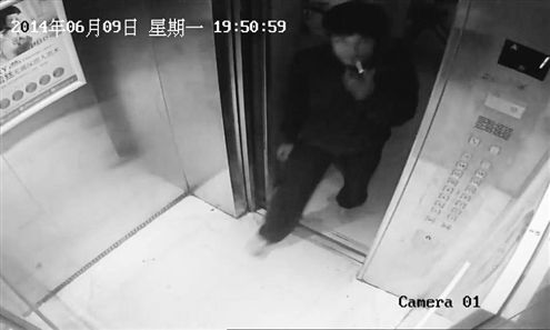 走进电梯时紧盯摄像头