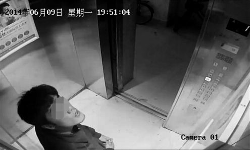 抬头看一眼摄像头