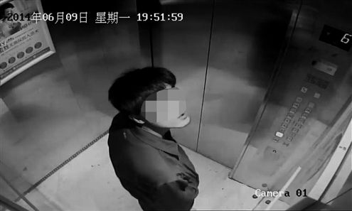 最后再看一眼摄像头　（视频截图）