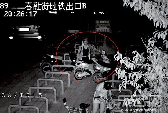 嫌疑人撬开车锁后,淡定自若地骑车离开。视频截图