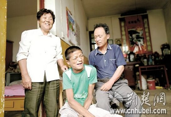 黄陂贫寒夫妇抚养患病弃婴31年。摄影：记者姚品