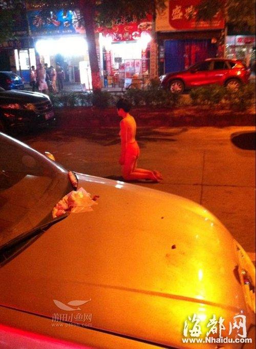 裸身女子跪立道路中央(网络图片)