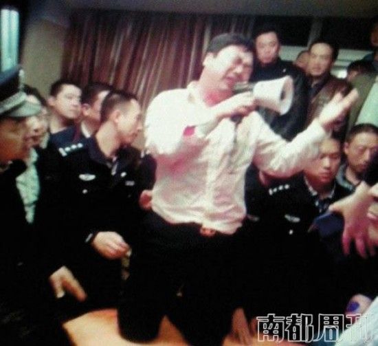 居民当场“擒获”官员张爱华豪华宴请