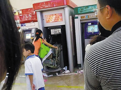 女子徒手拆ATM机 已由精神病院关押治疗