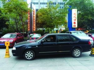 快报记者尝试高难度停车