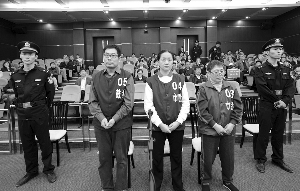 贺克营（左）、王文、王均美（右）昨天在鼓楼法院受审 鼓楼法院供图