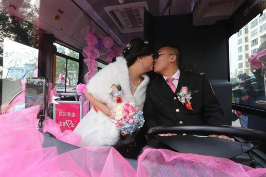 新郎陆甲和新娘李宁在公交车上甜蜜亲吻。