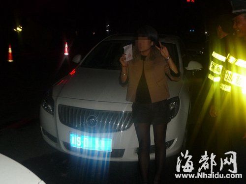 女孩酒驾被抓,一手拿罚单一手摆“剪刀手”拍照留念