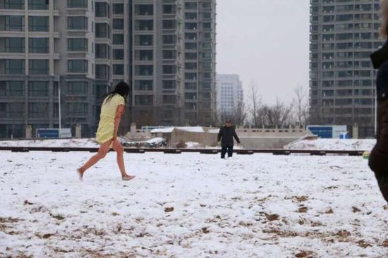 大学生拉手冰海救人 女子穿衣游泳被误认跳海