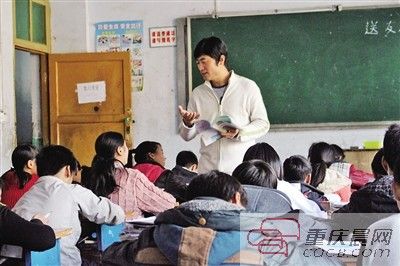 2012014年9月开始，赵青云在巫溪白鹿初级中学支教。教授物理、语文、生物和化学。 通讯员 周闻韬 摄