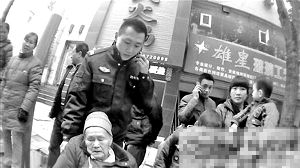 重庆民警给老人当靠背 　　图片来自重庆晨报