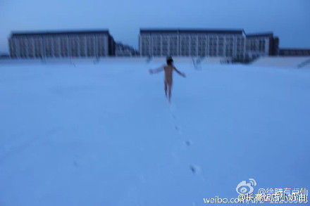 男子雪地裸奔