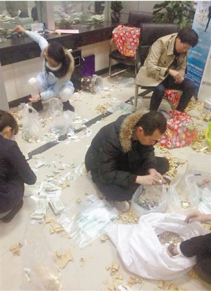 银行工作人员连夜数钱。