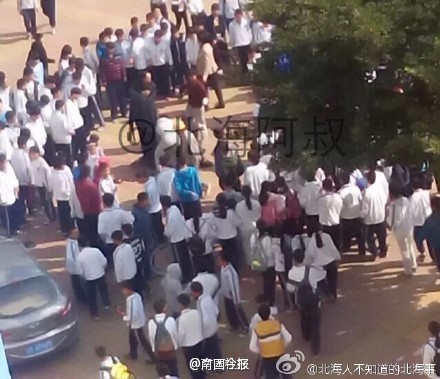 广西北海：男子持刀闯进学校 被老师开车撞倒(图)
