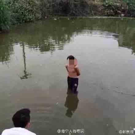 广西10岁男孩偷钱被抓 遭困猪笼浸水塘(图)