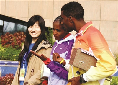 19岁女生懂五门外语 组“女子十二译团”开翻译公司