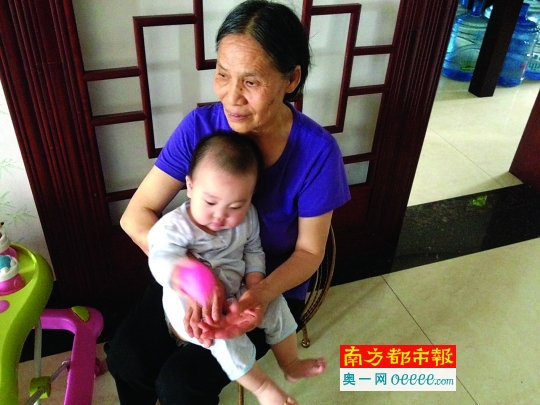 家住东莞南城金域中央小区的王阿姨与孙子被困电梯9小时，幸无大碍。南都记者 何永华 摄