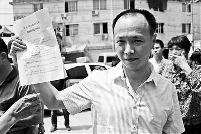 昨天，陈夏影拿到了判决书，案发时17岁的他如今已经是个中年人