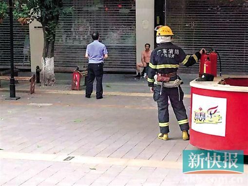 昨天15时40分,一男子带着一小孩拿着易燃易爆物品来到北京路一店铺门口欲非法表达诉求。目击者供图