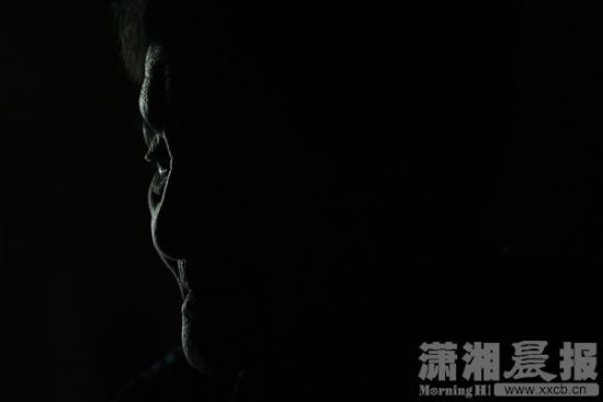 8月5日,株洲芦淞区栗塘村,面对孙子陈勇的意外身亡,81岁的许娭毑悲痛不已。图/潇湘晨报记者 金林