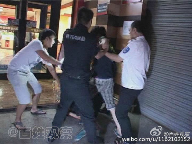 3名男子边袭警边叫嚣:家里有背景惹不起(图)