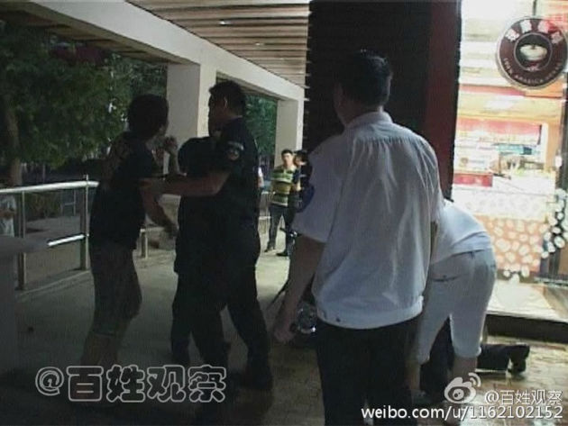 3名男子边袭警边叫嚣:家里有背景惹不起(图)