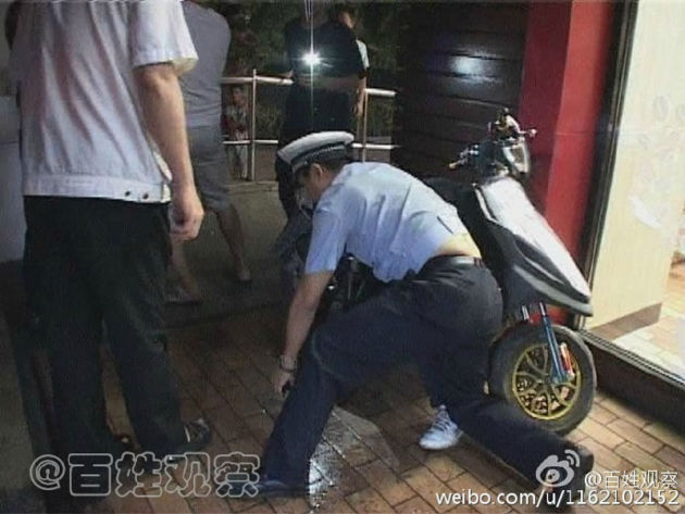 3名男子边袭警边叫嚣:家里有背景惹不起(图)