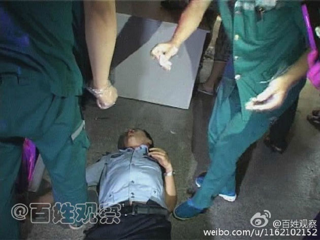 3名男子边袭警边叫嚣:家里有背景惹不起(图)